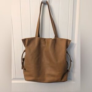 Tote Le Monde Roma Cinch